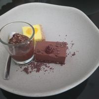 Assiette gourmande (cheesecake, opéra et crème de cacao) at 42 Degrés in Paris