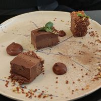 Raw peruvian cacao sublime cake, chocolate sauce at 42 Degrés in Paris