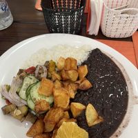 Comida de buffet, arroz, feijão, vegetais e batatas   at Lapa Artesanal  in Rio De Janeiro