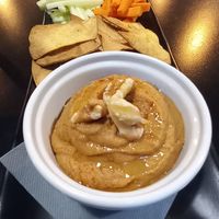 Hummus de tomate seco con totopos y crudites at Black Cat - Café Bar in Murcia