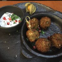 Reisbällchen gefüllt mit Spinat & Feta dazu
erfrischender Minz-Joghurtdip
(vegetarisch, glutenfrei) at Das Reiskorn in Stuttgart