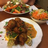 vorne: Falafel Bällchen am Spieß aus Kichererbsen & Favabohnen (vegan, glutenfrei) at Das Reiskorn in Stuttgart