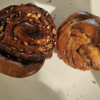 Babka roll e cinnamon roll at Land & Monkeys - Les Halles in Paris