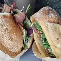 Bagel BLT (con mayo veg, bacon La Vie, lattuga e pomodoro) e baguette Bahn Mi (con tofu caramellato ai semi di sesamo, carote, cetriolo, coriandolo e salsa alle arachidi) at Land & Monkeys - Les Halles in Paris