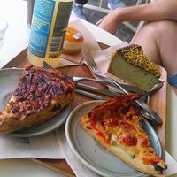 Quiches, flan de pistacho y pastelillo de mango at Land & Monkeys - Les Halles in Paris