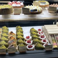 So viele liebevoll gestaltete Törtchen  at Land & Monkeys - Les Halles in Paris