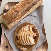 Chicken Baguette und Apfel Tarte  at Land & Monkeys - Les Halles in Paris