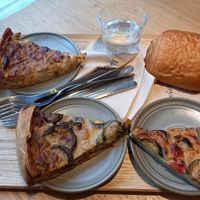 sur place: ↖️quiche lorraine 6,50€ ↗️pain au chocolat 2€ ↙️quiche légumes grillés 6,50€ ↘️quiche tomate 6,50€ at Land & Monkeys - Les Halles in Paris