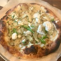 Roasted Artichoke Pizza:
Sugar snap pea, smoked onion, roasted garlic, vegan almond ricotta, black truffle.
This was super delicious. First bite or two weren't as flavorful but it gets better as you have more haha. Definitely recommend. at True Food Kitchen in Dallas