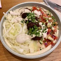 Hummus Falafel Teller mit Pita Brot 🤤  at Streetfood269 - Eschersheimer Landstraße in Frankfurt
