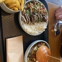 Falafel-Teller und Shawarma Burger Menü  at Streetfood269 - Eschersheimer Landstraße in Frankfurt