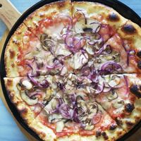 Vegan mushroom pizza with added red onions at Pizza Trio in Mugla