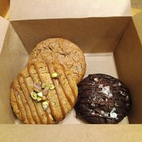 Las 3 cookies que hay vegan at Kuki Cookie Bakery in Bilbao