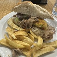 Hamburguesa vegana con medallón de papa, guisantes y setass  at Bidegoxo in Usabal