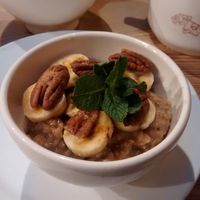 Vegan banana porridge with pecan nuts at Le Pain Quotidien - Varenne in Paris