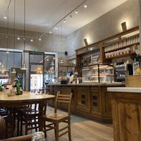 Salão interno muito agradável.  at Le Pain Quotidien - Marais in Paris