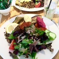 Quinoa, Lentilles, Salade, Courgette, Aubergine, Tomate confite, Poivron mariné, Mousse de Betterave, Houmous at Le Pain Quotidien - Rihour in Lille