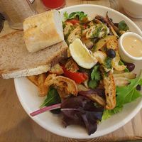 PANZANELLA:
Roasted vegetables, mesclun, homemade organic 
baguette croutons, basil oil, grapes, spring onion, 
dill, parsley, lemon and vegan mustard dressing at Le Pain Quotidien - Victoires in Paris