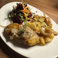 Gemüsefrikadelle mit Bratkartoffeln und Rote-Bete-Salat  at Restaurant Cafe Ringelnatz in Schleswig
