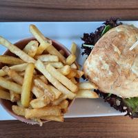 Trüffel Pilz Burger mit Pommes at Restaurant Cafe Ringelnatz in Schleswig