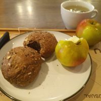 Bread, apples, and tea at The Usual Rotterdam in Rotterdam