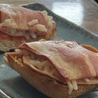 Tostada with vegan baconn  at Los Bocatas de Antonio in Murcia