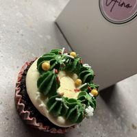 Vadelma suklaa cupcake  at Kahvila Konditoria Aino in Oulu