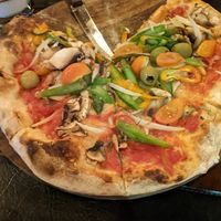 Vegan pizza at Bon Appetit  in Monteverde