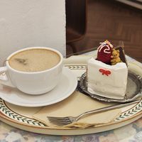 Cake and tea latte at Pini Cake House in Seoul