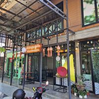 Outdoor seating at khao Soi Luke Jan in Nan