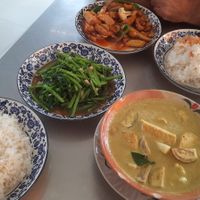 קארי ירוק עם טופו, טופו בקשיו ומורנינג גלורי at Tip Samed Restaurant in Koh Samet