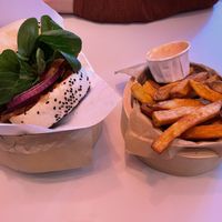 No yakini kyo burger and fries #Veganuary at KYO Burger in Dusseldorf