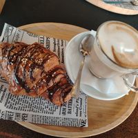 Cappuccino con latte di cocco e cornetto vegano al cioccolato fondente at Lilly Pastry and Coffee Pasticceria in Nettuno