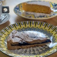The Italian fruit crostata & the carrot cake are delicious 😋  #Veganuary at nabu in Siracusa