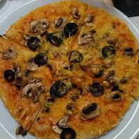 Vegan pizza with mushrooms and olives at Il Tesoro in Hamburg