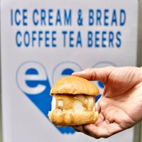 Ice cream burger with miso caramel sauce at eee ice cream and bakes - 純素冰淇淋 in Taipei