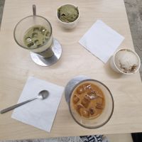Iced Latte, Sorten: Matcha-Strawberry und Madagascar Vanille mit Walnüssen at eee ice cream and bakes - 純素冰淇淋 in Taipei