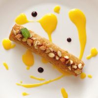 Dessert di settembre: frolla alle mandorle farcita con fichi al rum, mandorle salate ed una salsa al mango siciliano e contrasto ai piccoli frutti at La Taverna degli Arna in Milan