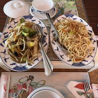 Chop Suey (links) und gebratene Nudeln (rechts). Bei der Bestellung "ohne Ei" angeben, da die Gerichte nicht als vegan gekennzeichnet sind.   at Sao Mai  in Bad Duerrheim