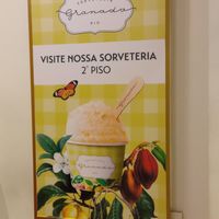 Cartaz indicando que a sorveteria se localiza no 2o piso da loja at Granado Verão in Sao Paulo