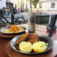 Crunchy vegan schnitzel with potato dumplings, and a south German version of mac'n'cheese "Käs Spätzle" accompanied by Münchner Bier at Bodhi in Munich