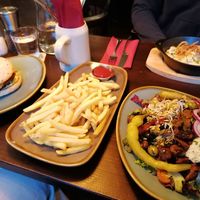 Bodhi Salad with Gyros, Keesespätzle, Cheese Burger with Beyond Meat and with Fries at Bodhi in Munich