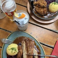 Vegane Ente und Soja-Röstis mit je Rotkohl, Knödel & Soße.  at Bodhi in Munich