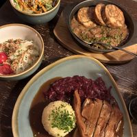 Waldpilz-Lupinen Ragout, Krautsalat und vegane „Ente“ mit Klößen und Blaukraut   at Bodhi in Munich