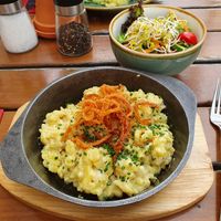 Käsespatzen mit Salat at Bodhi in Munich