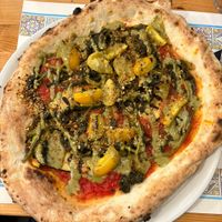Pizza rossa con pesto di pistacchio, mollica, pomodorini gialli e friarelli  at Lo Schiticchio in Mazara Del Vallo