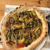 Pizza rossa con pesto di pistacchio, mollica, pomodorini gialli e friarelli  at Lo Schiticchio in Mazara Del Vallo