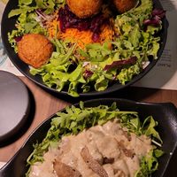 Falafel Bowl und Starter sized Trüffelgnocchi at BioMania Bistro in Zagreb