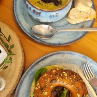Kartoffelsuppe und Frühstücks Bagel at Cafe Leni in Simbach