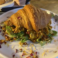 Mit Rührtofu und veganem Speck belegtes Croissant   at Patisserie Sießl in Munich